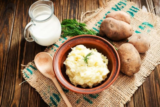 Kết hợp khoai tây và sữa tươi để có được công thức trị nám hiệu quả tại nhà