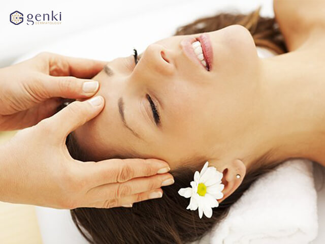 Massage nhẹ nhàng cho da là cách nâng cơ xóa nhăn hiệu quả
