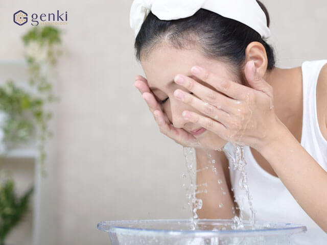rửa mặt bằng nước gạo giúp dưỡng da căng bóng