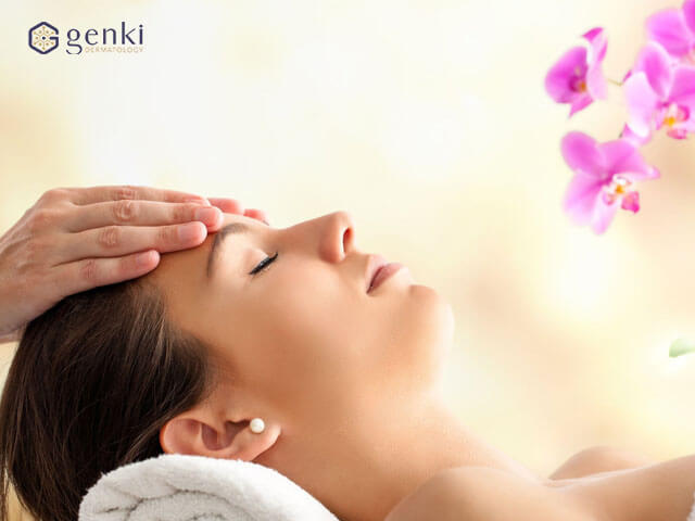 Massage giúp xóa nếp nhăn vùng trán