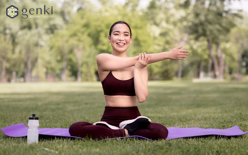 Tập yoga, để tinh thần thư giãn là cách giúp hạn chế vết nhăn trán xuất hiện.